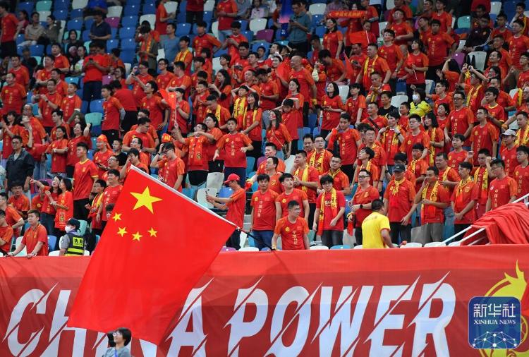 中国女足队员心系国旗，誓言夺冠