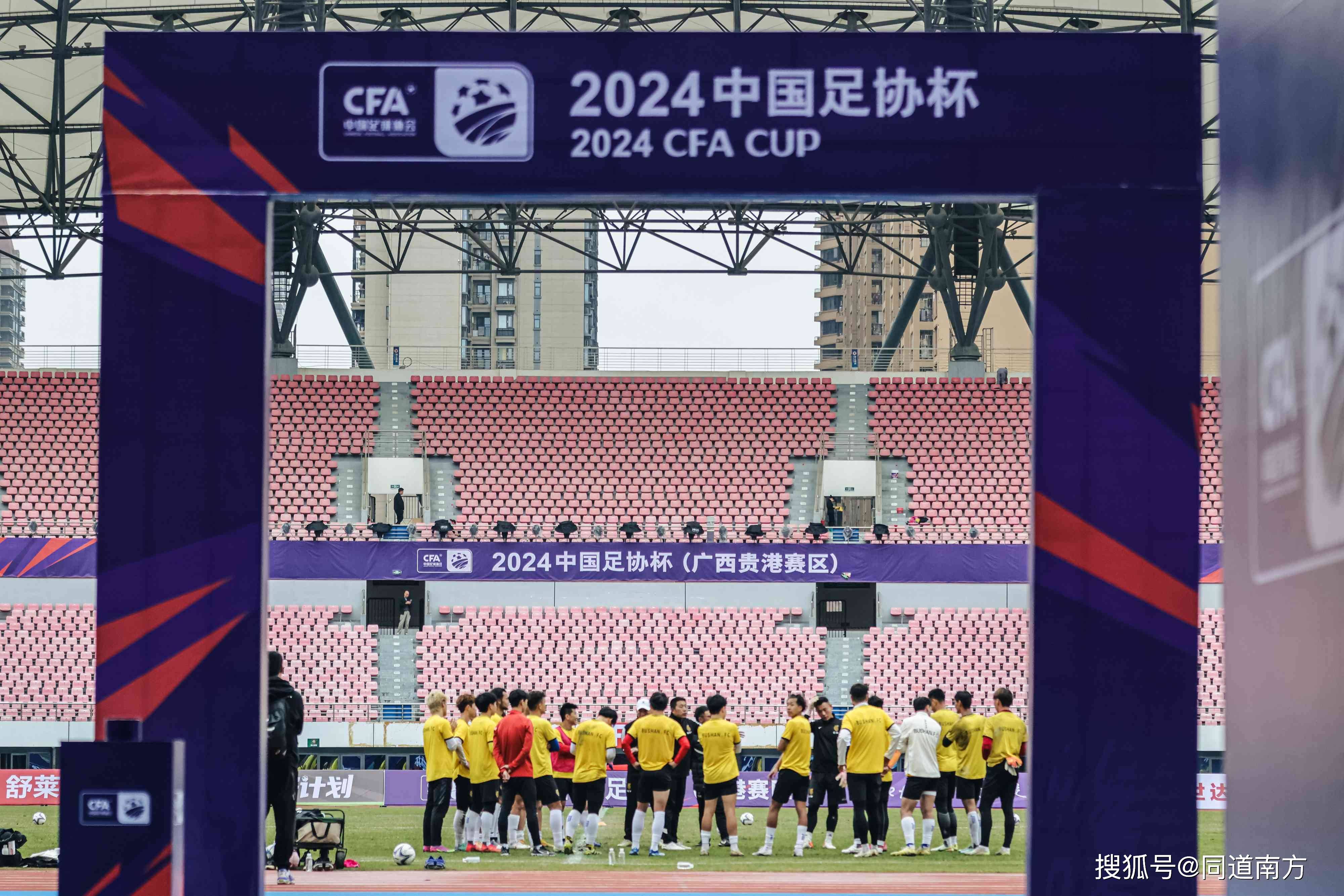足球赛场上激烈对抗，球员们为胜利全力以赴