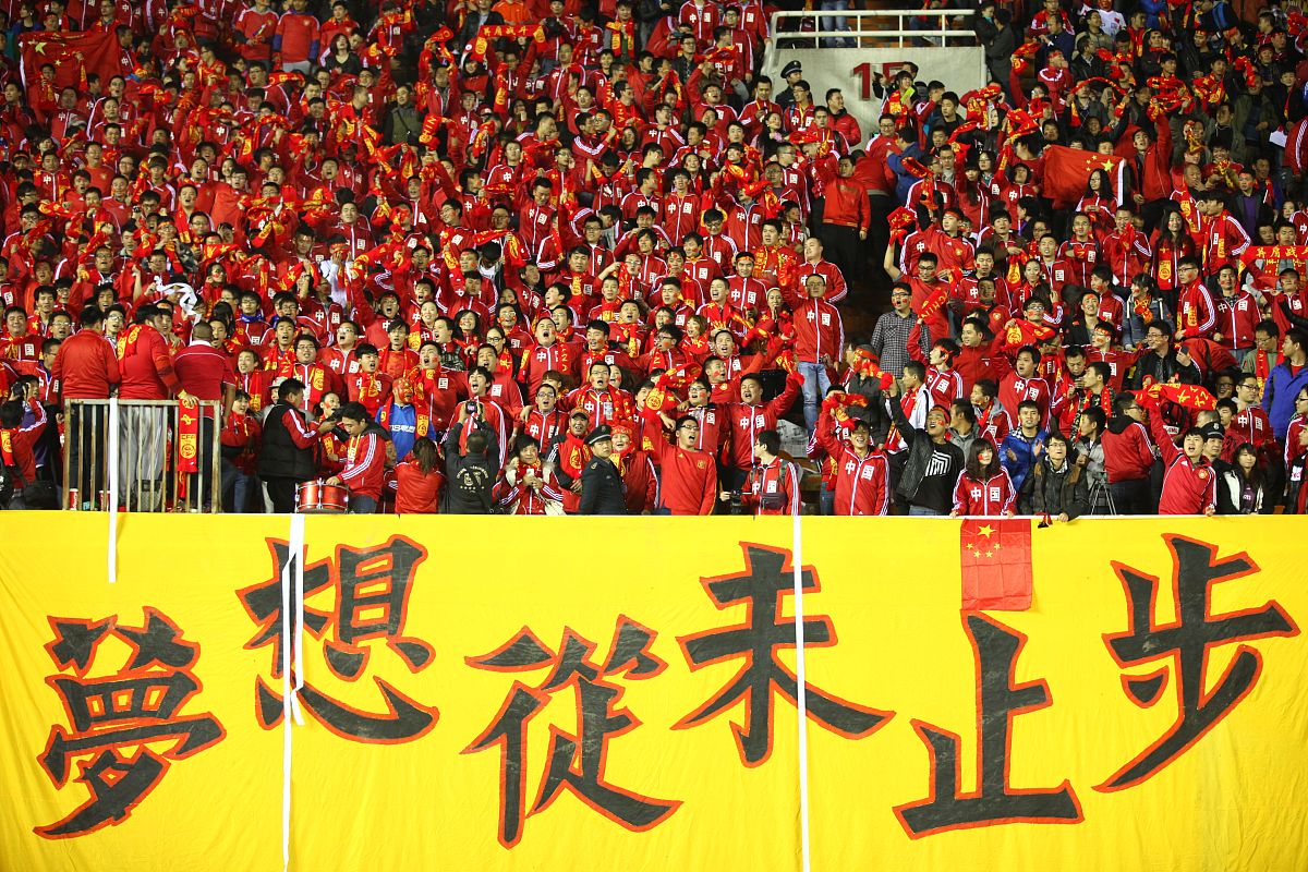 足球赛场上激烈对抗，球员们为胜利全力以赴
