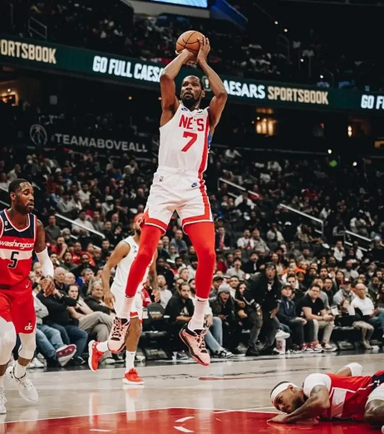 篮网主场大胜猛龙,杜兰特状态回暖 篮网主场大胜猛龙,杜兰特状态回暖